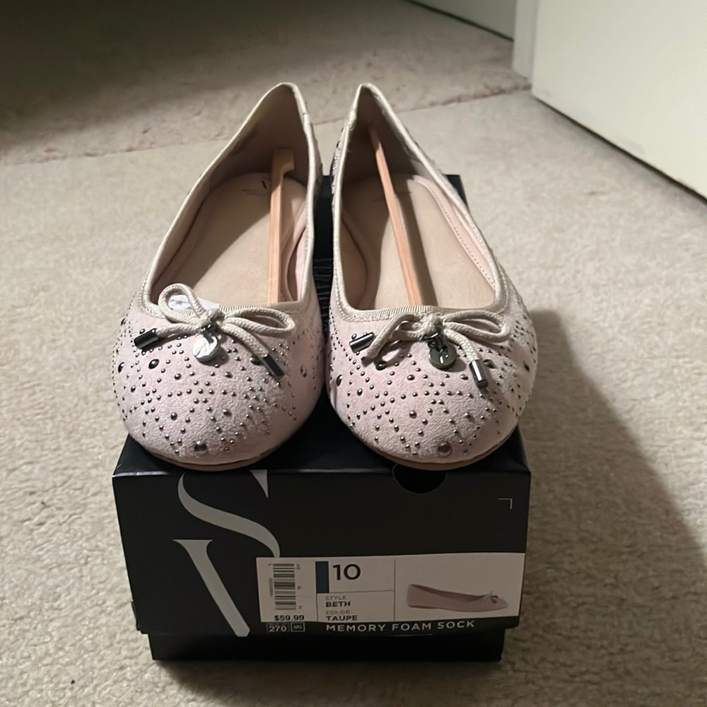 Womens simply Vera Wang memory foam flat size 10